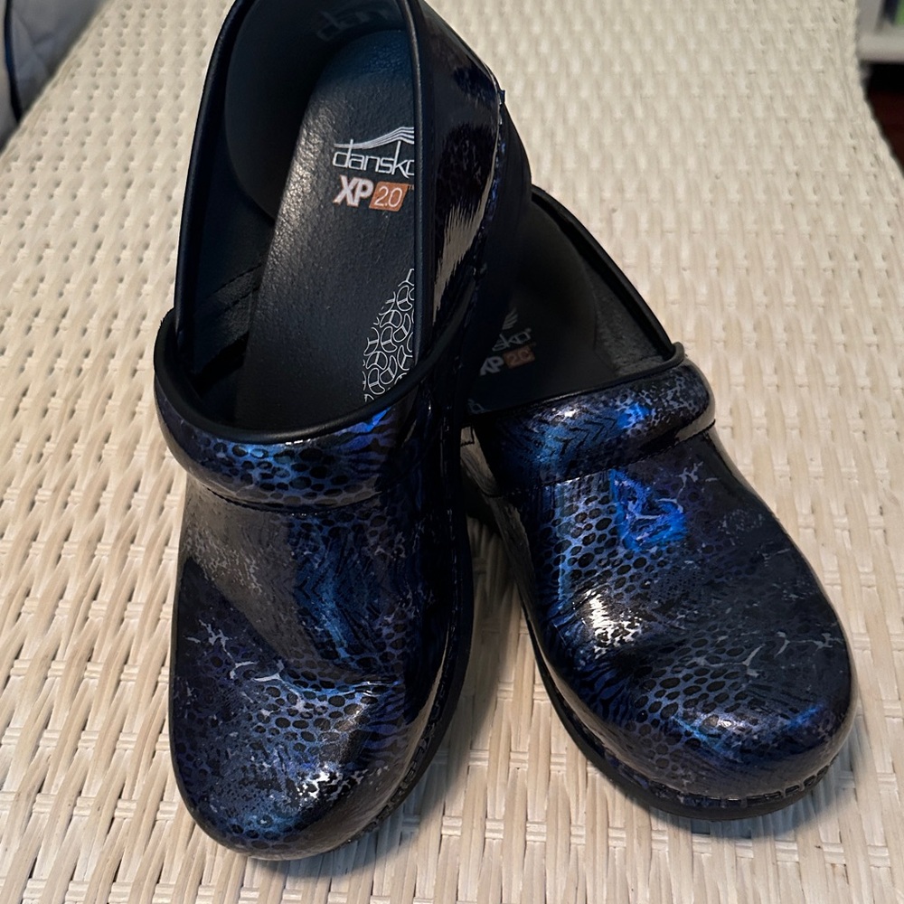 Dansko XP 2.0 Shiny Navy Clogs, Sz 39/8.5M, LN